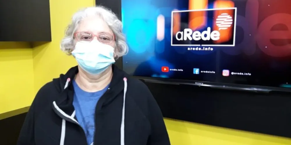 Imagem ilustrativa da imagem Artista plástica de PG lança livro de poemas