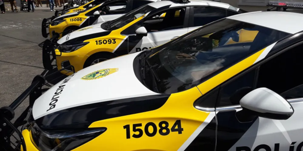 Os veículos são da marca Chevrolet e vêm caracterizados de fábrica, equipados com blindagem, tablet, impressora, bafômetro, bloqueador de fugas e internet. 