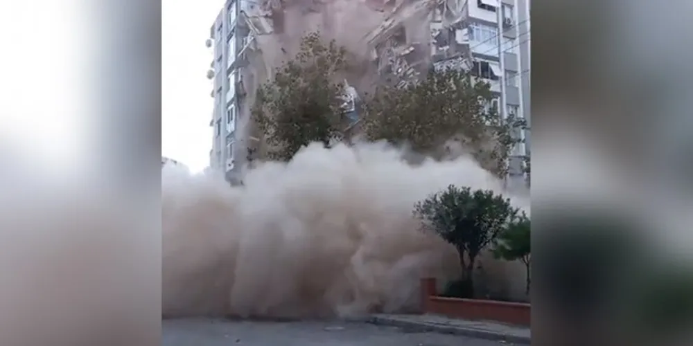 A cidade mais atingida foi Izmir, na costa da Turquia. As pessoas correram para as ruas após o terremoto. 