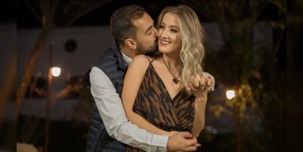 NOIVADO –  Na última quinta-feira (29), aconteceu o noivado dos jovens Matheus Albuquerque e Carolina Ficinski, em um jantar para familiares, nas dependências da Fazenda Pedra Verde. Uma noite de muita emoção e alegrias para os familiares presentes. Da coluna RC os votos de um caminho de muito amor e cumplicidades