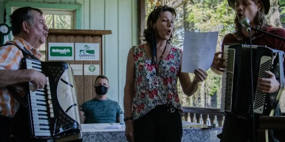 O idioma pertencente a história de Palmeira, desde a colonização da comunidade, em meados de 1951