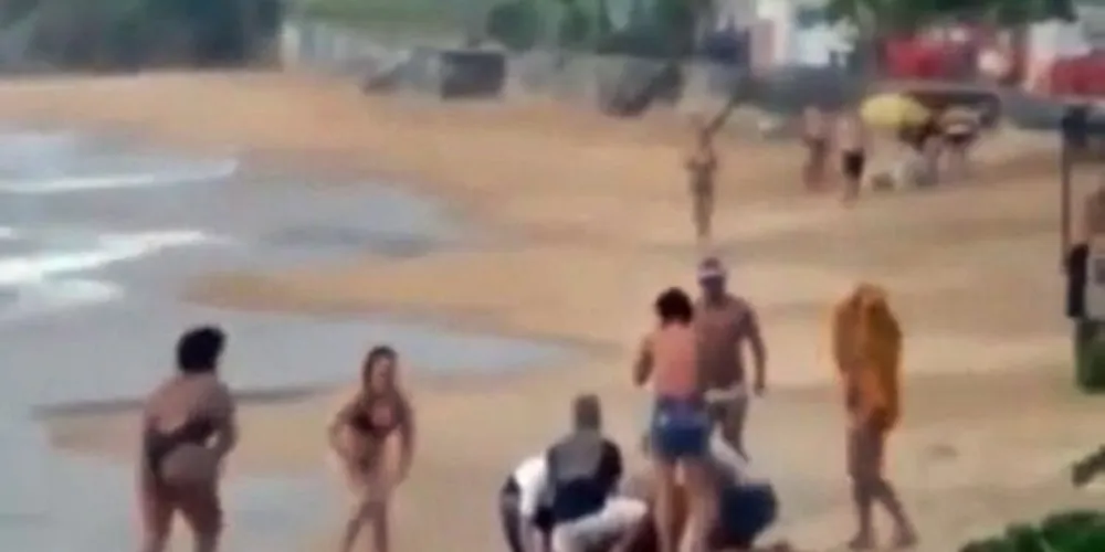 Em um vídeo publicado nas redes sociais, é possível ver banhistas tentando reanimar a menina