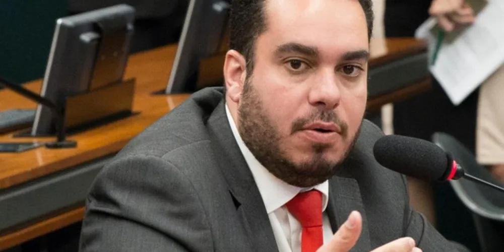 "Não é pela Educação. Nunca foi. É pelo poder e por ideologia", citou o parlamentar.
