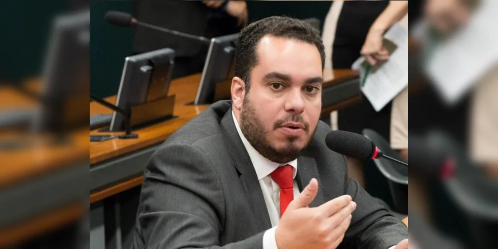 "Não é pela Educação. Nunca foi. É pelo poder e por ideologia", citou o parlamentar.