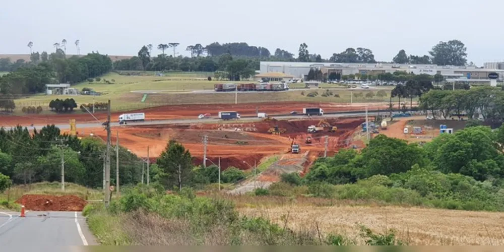 Obras iniciadas recentemente, como esta na BR-376, na altura do Contorno Leste, irão gerar dividendos ao município
