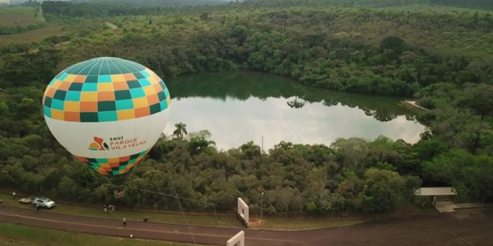 A prática do balonismo é oferecido para os turistas