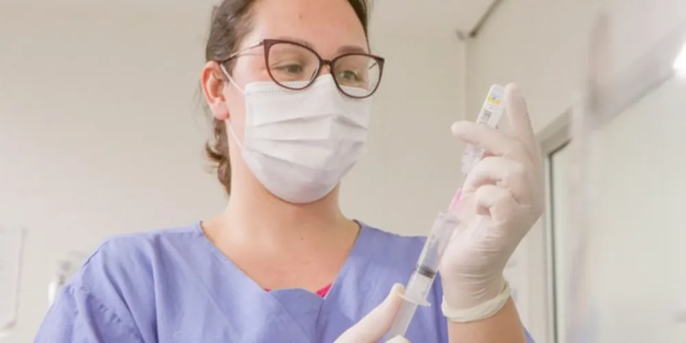 Conheça a rotina da técnica de enfermagem Ana Flávia Fillus, uma heroína que manter o bom humor mesmo com suas jornadas de 12 horas por dia