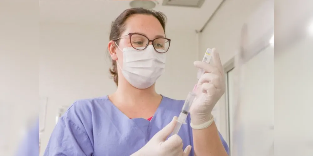 Conheça a rotina da técnica de enfermagem Ana Flávia Fillus, uma heroína que manter o bom humor mesmo com suas jornadas de 12 horas por dia