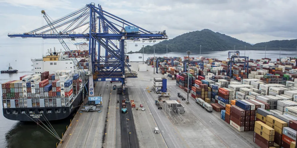 Nos últimos dois meses, o Terminal de Contêineres de Paranaguá recebeu cinco embarcações com capacidade para carregar quase 12 mil unidades de contêineres