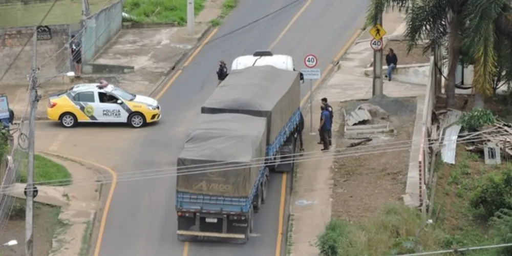 Acidente aconteceu no horário do almoço deste sábado e não deixou feridos. Polícia Militar esteve no local orientando o trânsito