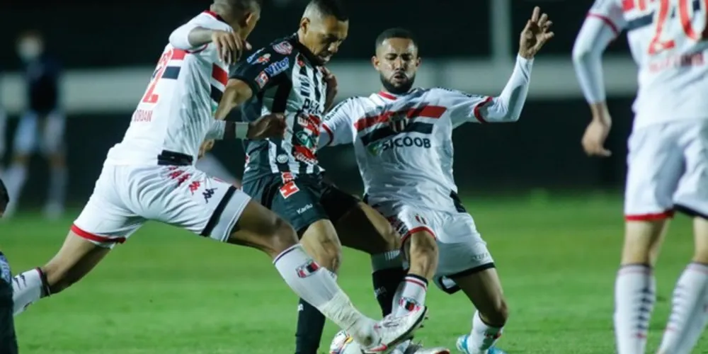 Lucas Batatinha e Tomas Bastos perderam as melhores chances da partida e o resultado não sai do zero