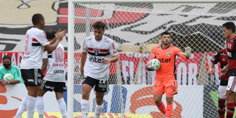 Tiago Volpi, goleiro do São Paulo, defendeu dois pênaltis e foi o nome da partida