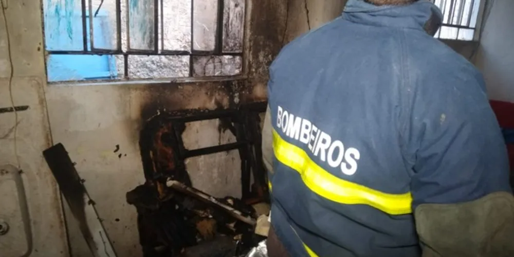 Provável sobrecarga na fiação elétrica provocou o princípio de incêndio