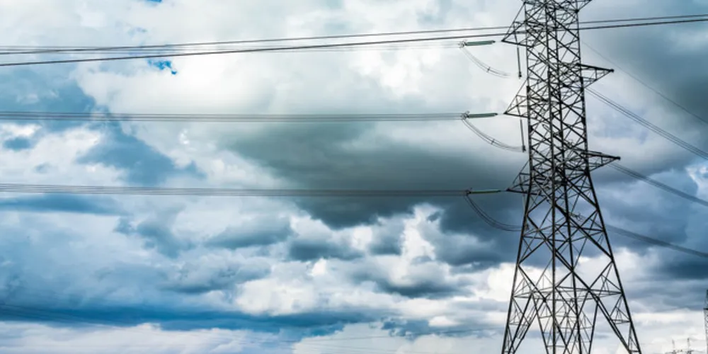 Nesses períodos, é preciso redobrar os cuidados com as redes de energia, planejando as atividades para evitar os acidentes.