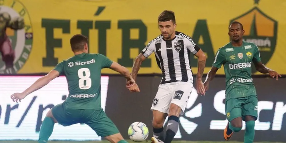 Apesar da pressão, Dourado administra vantagem e avança