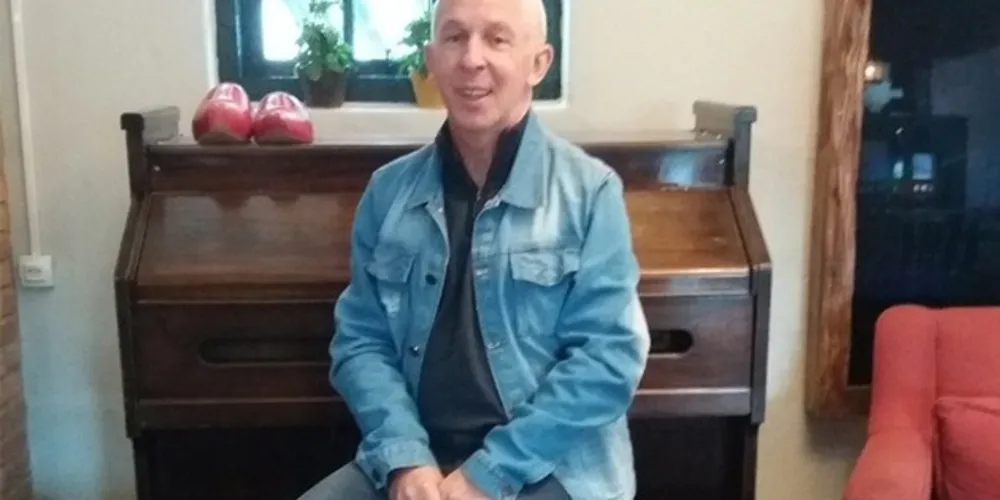 Alfredo Mourão de Andrade é Graduado em Letras/UEPG (1973), Ator Profissional, formado em interpretação e direção teatral, contador de histórias.
