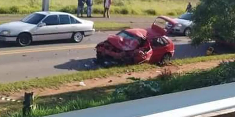 Motorista ficou preso às ferragens e foi levado ao Centro Hospitalar São Camilo com ferimentos graves
