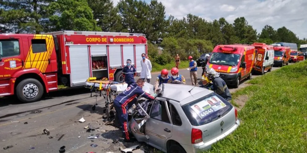 Um dos ocupantes do carro morreu no local; mulher fica ferida no acidente