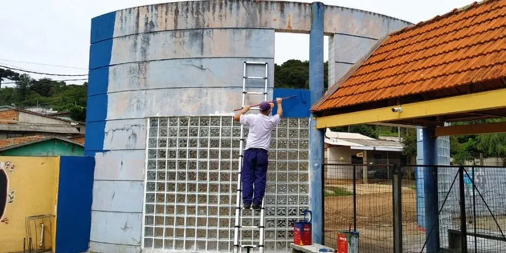 São pequenos reparos, pintura e jardinagem realizados por uma equipe de cerca de 70 detentos em 10 colégios estaduais.