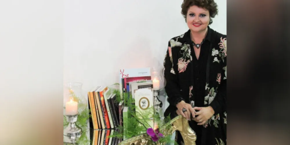FELICITAÇÕES - Luísa Cristina dos Santos Fontes será muito cumprimentada pela passagem de seu aniversário nesta quinta-feira (5). Luísa já é uma frequentadora assídua da coluna RC pelo seu brilhantismo na área Literária, como pesquisadora, professora e escritora. Na Academia de Letras dos Campos Gerais, Luísa é uma das mais atuantes membras da entidade, respondendo por importantes iniciativas desde seu surgimento. Simpatia e alegria completam a personalidade doce de nossa aniversariante destaque, que merece todo nosso desejo de sucesso e saúde. Parabéns Luísa, especialmente da coluna RC!