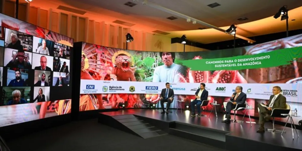  A abertura do evento contou com painéis com uma abordagem sobre a agenda de projetos e ações do Governo Federal.