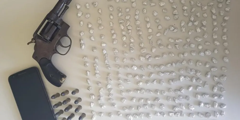 Além das 306 pedras de crack, polícia também apreendeu um revólver e munições