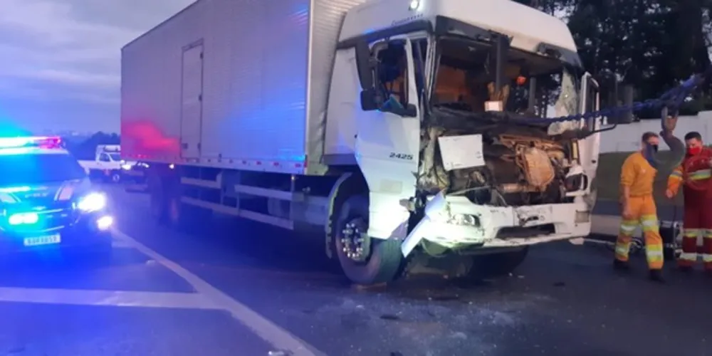 Um dos motoristas precisou ser levado ao Pronto Socorro Municipal com lesões leves