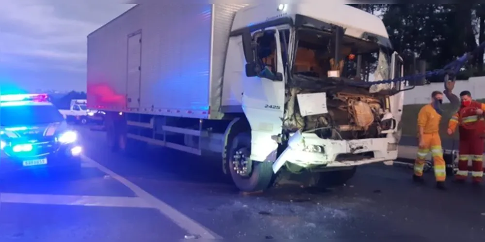 Um dos motoristas precisou ser levado ao Pronto Socorro Municipal com lesões leves