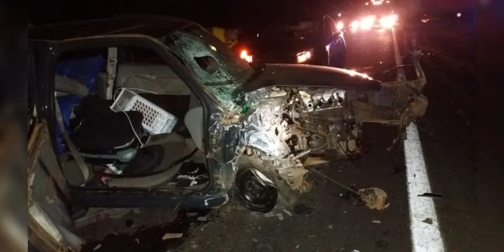 Imagem ilustrativa da imagem Carro na contramão causa gravíssimo acidente em PG