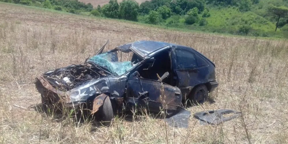 Motorista e passageiro foram ejetados no acidente; adolescente morreu no hospital