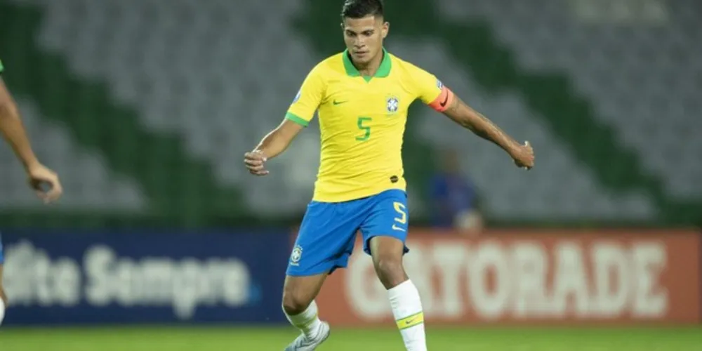 Meia do Lyon entra na vaga de Casemiro, cortado após testar positivo para covid-19