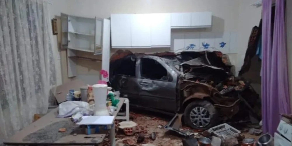 Acidente aconteceu na cidade de Pitanga, na região central do Paraná, na madrugada deste domingo