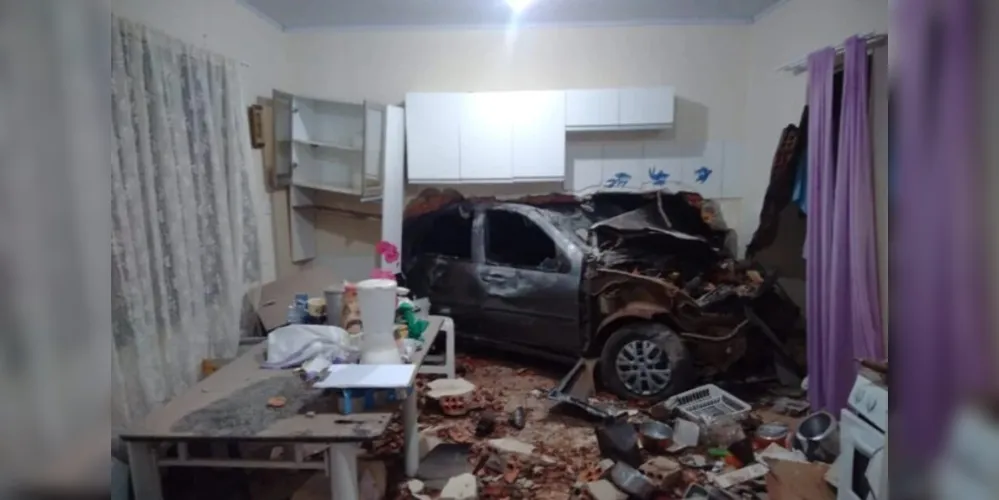 Acidente aconteceu na cidade de Pitanga, na região central do Paraná, na madrugada deste domingo