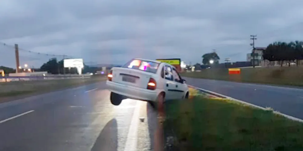 Em uma das situações, policiais encontraram carro 'pendurado' no canteiro central da BR-376