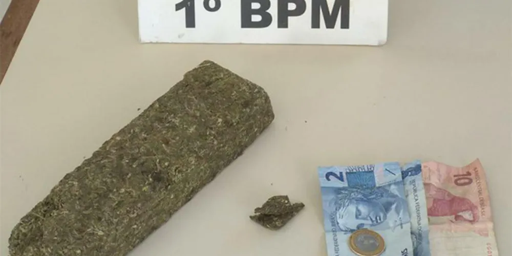 Rapaz foi detido em frente à casa do suspeito de tráfico, onde PM apreendeu tablete de maconha