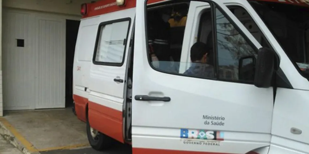 Vítima precisou ser levada a um hospital da cidade pela equipe do Samu com uma facada nas costas
