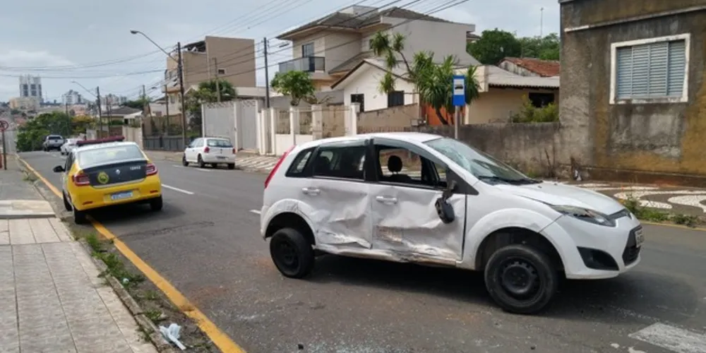 Passageira do carro sofreu ferimentos leves e foi levada ao PSM pelo Samu