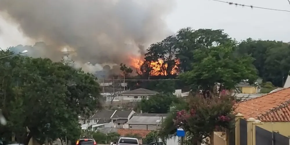 Imagem ilustrativa da imagem Incêndio de grandes proporções atinge pátio da Rumo