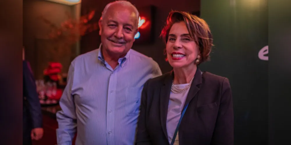 BDAY - Uma das mulheres mais atuantes no setor agrícola dos Campos Gerais, Sandra Queiroz, recebeu as felicitações pelo seu aniversário no último domingo (8). Sempre a favor dos temas ligados a agricultura, Sandra já ocupou diversos cargos importantes na gestão pública e em entidades do setor sempre buscando o dialogo e trazer à tona as discussões sobre o desenvolvimento da agricultura regional. No registro, Sandra e seu marido Enio Camargo Queiroz Filho. Da coluna RC os votos de alegria e muitas realizações em sua caminhada
