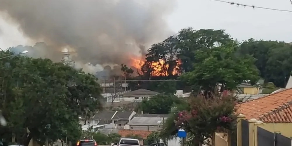 Imagem ilustrativa da imagem Incêndio atinge pátio da Rumo em PG