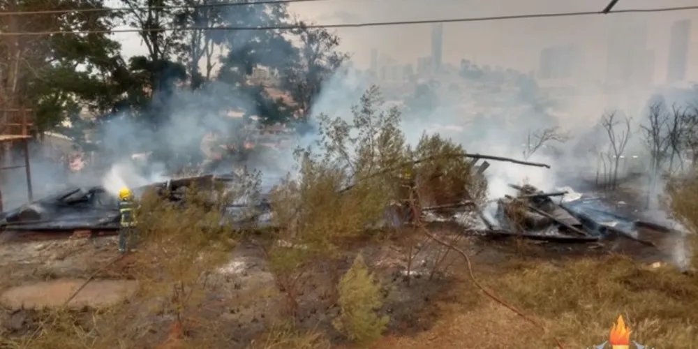 Imagem ilustrativa da imagem Bombeiros usam 62 mil litros de água para conter incêndio