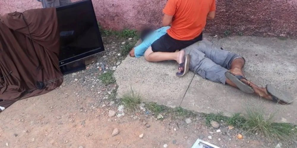 Homem tentou cobrir a televisão com um cobertor