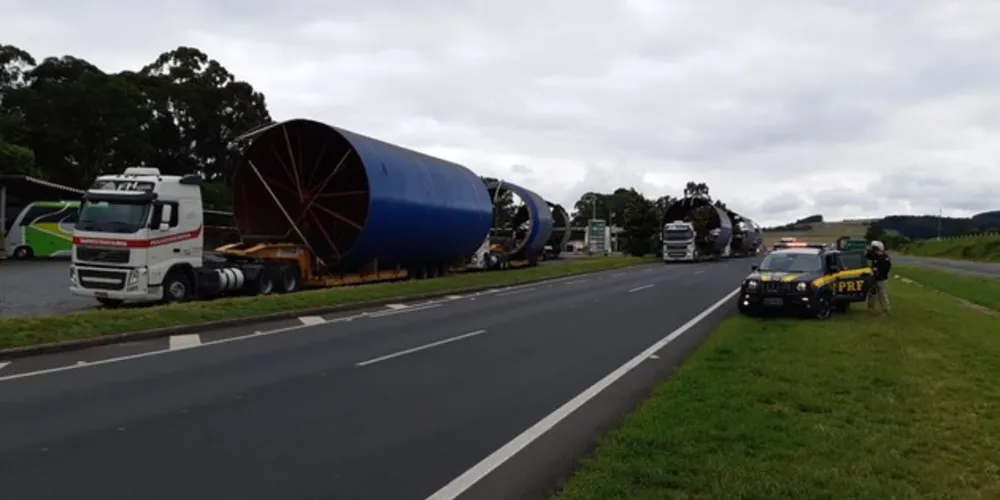 Megaoperação foi necessária para garantir a segurança dos usuários da rodovia durante transporte das peças