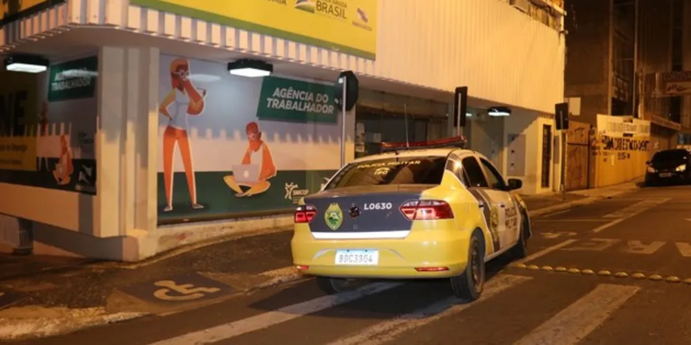 Porta foi arrombada e telhado da Agência estava danificado pelos bandidos