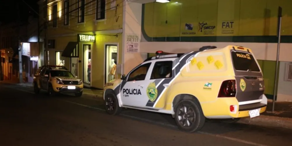 Agência foi arrombada durante a madrugada e homem foi preso embaixo de mesa