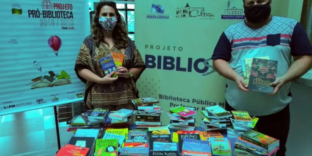 Na data de aniversário, a  biblioteca recebeu a doação de 200 novos livros