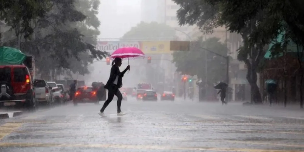 Chuva desta quarta já passa dos 40 mm e Simepar prevê mais água nas próximas horas em Curitiba