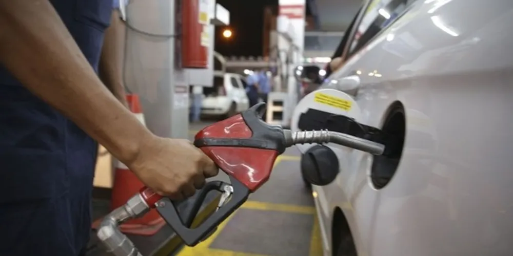 O aumento do diesel saindo das refinarias será de R$ 0,0855 por litro e da gasolina, de R$ 0,0947 por litro