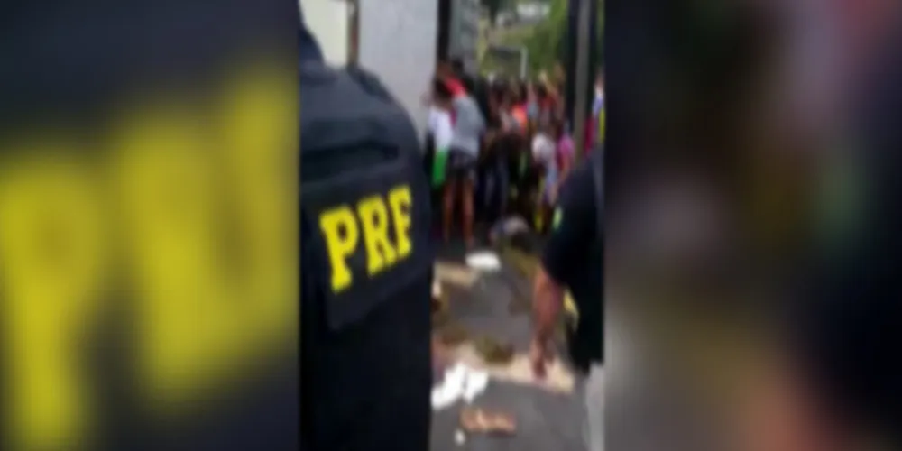 Cena foi registrada em vídeo por policiais e por motoristas que passavam pela região