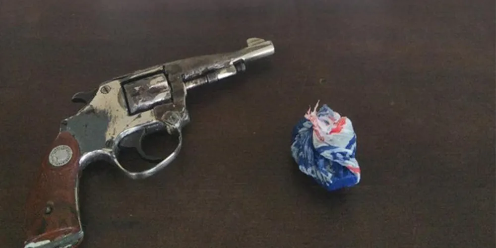 Rapaz tentou se livrar da arma, mas acabou preso em flagrante pela PM